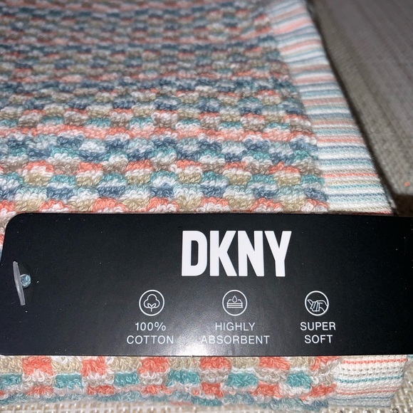 🆕 DKNY 3Pc Towel Set - Picture 3 of 7